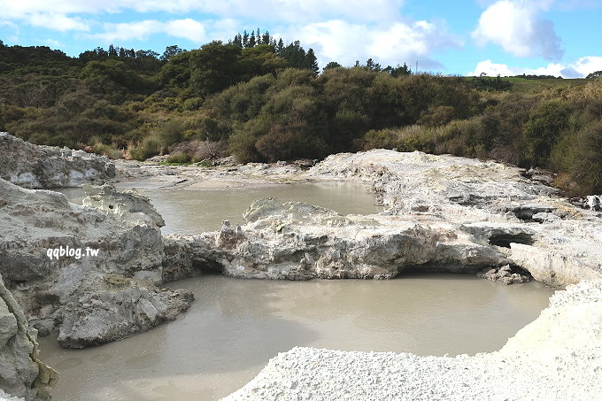 紐西蘭北島︱地獄之門地熱公園 Hells Gate Geothermal Park ．紐西蘭境內最活躍的泥火山，有大大小小不同溫度的溫泉池，天然的地熱風貌景觀 @QQ的懶骨頭