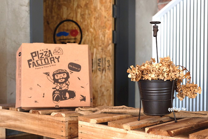 台中沙鹿︱披薩工廠＠沙鹿廠．平價工業風格pizza餐廳，還有燉飯、義大利麵、炸物和點心，聚會的好選擇 @QQ的懶骨頭