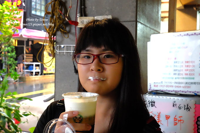 台中北區︱三軒茶屋．萌萌的貓熊爬上杯子，吸睛又療癒，漸層的奶霜、鮮奶茶系列好喝度百分百，小三美日旁、新宿廣場對面 @QQ的懶骨頭