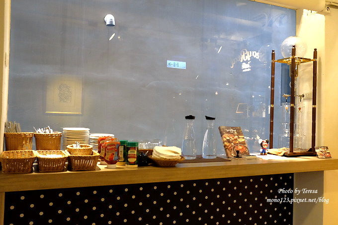 台中北區︱STAYREAL Cafe＠一中店．五月天阿信所經營的潮牌店，一樓是服飾店，二樓是咖啡館 @QQ的懶骨頭
