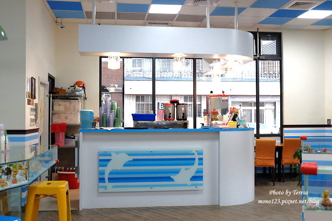 台中豐原︱海豚18複合式商業簡餐茶坊．藍、白色系清新風格的複合式餐廳，也是聚餐聊天的好地方，近豐原火車站 @QQ的懶骨頭