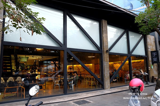 台中西屯︱手樂S.L CAF`E．中科附近工業風格的咖啡館，有全時段的輕食和午後嚴選的甜點，咖啡有厚度~ @QQ的懶骨頭