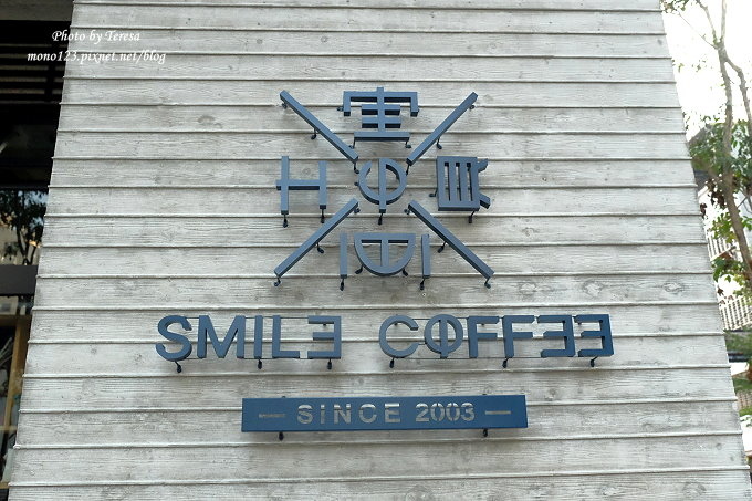 台中北屯︱Send Smile Coffee 憲賣咖啡＠熱河店．裝潢大器有質感，餐點有特色只是價格偏高，設有內用區和外帶區 @QQ的懶骨頭