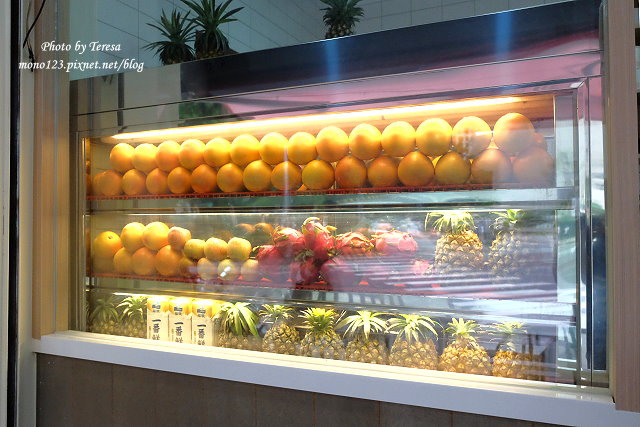 台中西區︱有春冰菓室．有創意的冰菓室，把整顆鳳梨、西瓜和葡萄柚直接拿起來喝，除了冰品、果汁飲料也有雞絲麵~ @QQ的懶骨頭