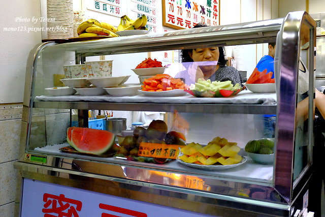 台中中區︱龍川冰果室．中華夜市裡的老牌冰店，招牌蜜豆冰和烤吐司再來一杯木瓜牛奶，是傳承四代的好味道 @QQ的懶骨頭