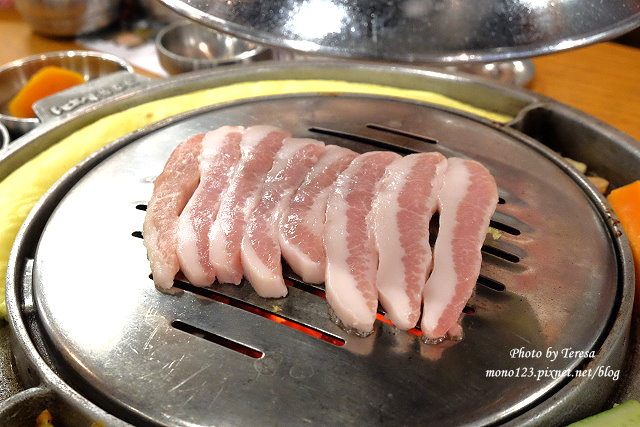台中北區︱姜虎東678白丁烤肉．姜虎東韓國烤肉台灣1號店，不用到韓國也可以吃到道地的韓國烤肉，除了牛肉價格高，其他都還算平價，非用餐時間來不用排隊 @QQ的懶骨頭