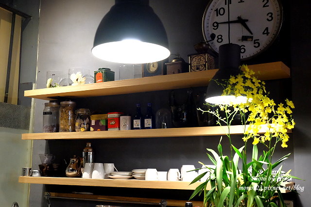 【台中西區．下午茶】Square Kitchen Coffee．以花藝空間為主題的咖啡館，簡約的清新設計風格，近科博館商圈 @QQ的懶骨頭