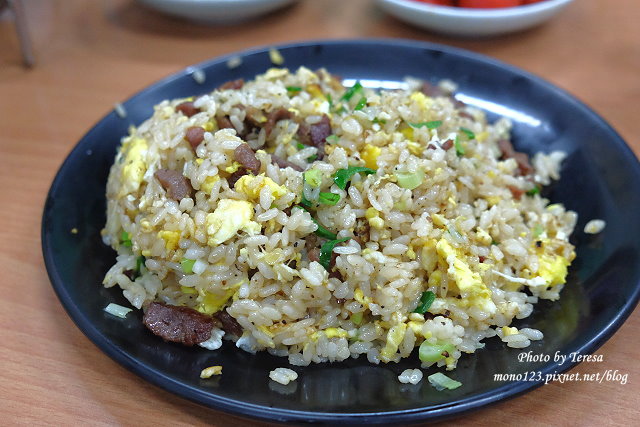 台中北區︱陸軍小館．很有眷村味的麵食館，份量多口味好，滷味小菜應有盡有，用餐時段人氣滿滿，近廣三sogo、科博館 @QQ的懶骨頭