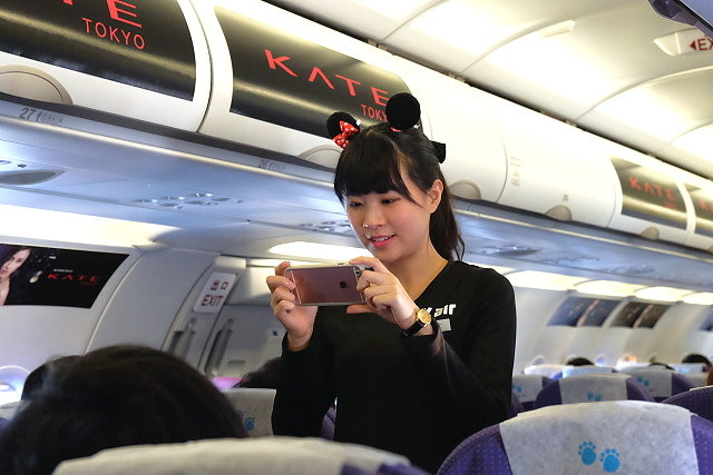 【日本．名古屋】V Air 威航．直飛日本名古屋中部國際機場，空姐活潑又漂亮，座位寬敞舒適不狹窄，餐點也比預期中的好吃 @QQ的懶骨頭