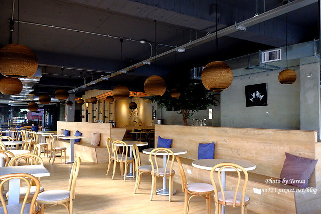 台中西區︱Isit．做咖啡系列三號店，一樓有美式餐廳的歡樂氛圍，二樓是安靜空間，整體環境大氣又舒適 @QQ的懶骨頭