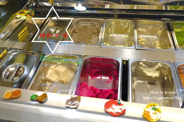 【台中大雅】布達佩斯冰淇淋專賣店．使用當季新鮮水果製成的手工冰淇淋，與藝術結合變成了玫瑰花，好看又好吃 @QQ的懶骨頭