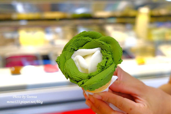 【台中大雅】布達佩斯冰淇淋專賣店．使用當季新鮮水果製成的手工冰淇淋，與藝術結合變成了玫瑰花，好看又好吃 @QQ的懶骨頭