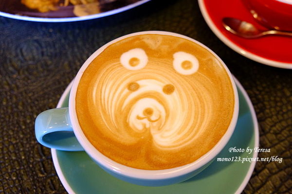 【台中豐原】丹曼精品咖啡．自家烘培咖啡，以大量木頭裝飾的咖啡館，有好喝的咖啡和輕食 @QQ的懶骨頭