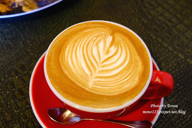 【台中豐原】丹曼精品咖啡．自家烘培咖啡，以大量木頭裝飾的咖啡館，有好喝的咖啡和輕食 @QQ的懶骨頭