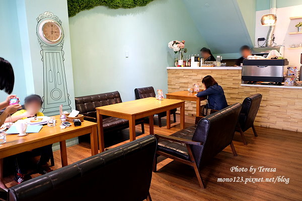 【台中西屯．下午茶】McFee Cafe 麥克菲咖啡館．龐貝朵鬆軟好吃，咖啡拉花不稀奇，這裡有彩色雕花的 @QQ的懶骨頭