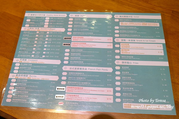 【台中西屯．下午茶】McFee Cafe 麥克菲咖啡館．龐貝朵鬆軟好吃，咖啡拉花不稀奇，這裡有彩色雕花的 @QQ的懶骨頭