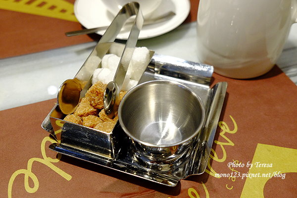 【台中西區．下午茶】德爾芙咖啡 de reve．巴黎鐵塔造型餐盤很吸睛，甜點精緻度略顯不足 @QQ的懶骨頭