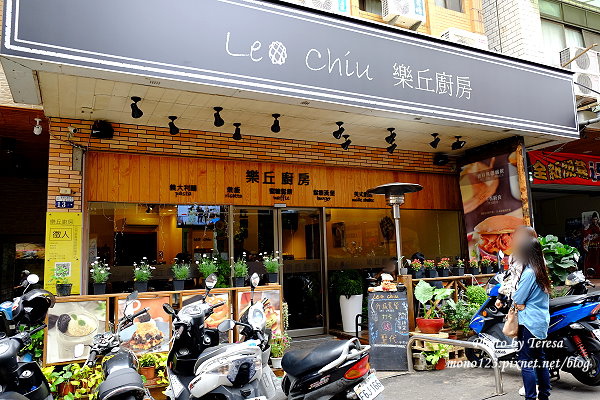 台中龍井︱Le Chiu 樂丘廚房，東海小巷內的人氣名店，漢堡麵包用的是美式煎餅，平價又美味 @QQ的懶骨頭