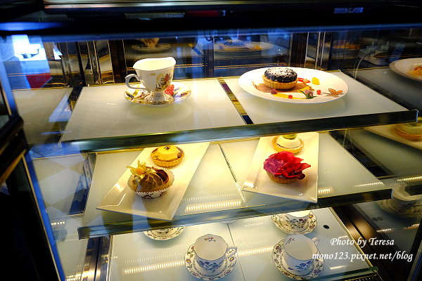【台中西區．甜點】法蘭朵法式甜品Cafe Farandole．夢幻系的法式甜點，有精美的咖啡拉花，享受一場專屬的貴婦下午茶 @QQ的懶骨頭