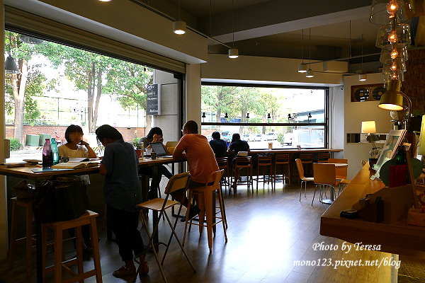 【台中西區．下午茶】Cafe Sora．教育大學附近的咖啡館，環境寬敞又舒適，三明治簡單卻不失美味 @QQ的懶骨頭