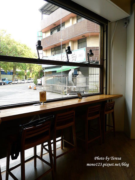 【台中西區．下午茶】Cafe Sora．教育大學附近的咖啡館，環境寬敞又舒適，三明治簡單卻不失美味 @QQ的懶骨頭