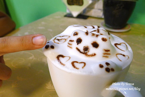 【台中西區．下午茶】咕嚕咕嚕貓咖啡．格子燒好吃、咖啡好喝，還有可愛的貓咪坐檯~ @QQ的懶骨頭