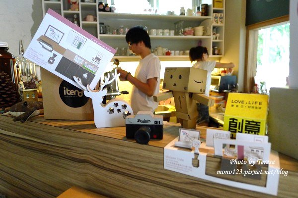 【台中西區．下午茶】Mapper Cafe 脈博咖啡．韓系風格的咖啡店 @QQ的懶骨頭