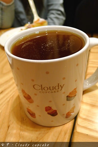 【台中下午茶】Cloudy cupcake＠大遠百．同場加映Afternoon Tea舒芙蕾 @QQ的懶骨頭