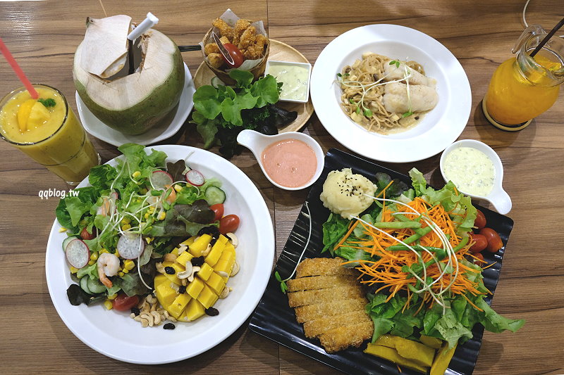 泰國清邁︱The Salad Concept︱大份量的生菜沙拉專賣店，選擇性相當多，吃膩了泰式口味也可以換換口味 @QQ的懶骨頭