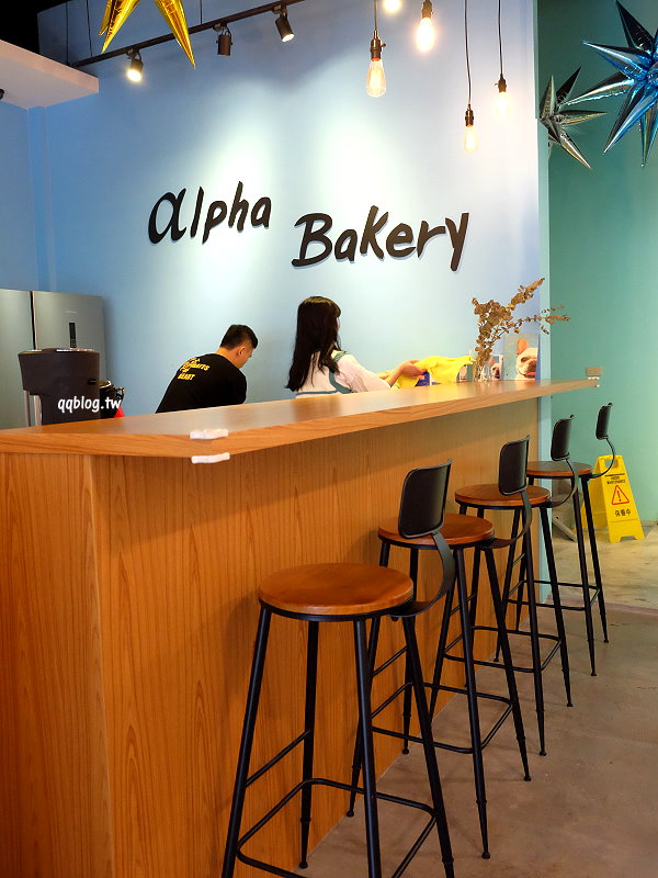 台中豐原︱Alpha Bakery 阿法甜點工作室．隱藏在巷弄裡的甜點店，店內滿是乾燥花，還有可愛店狗控肉相伴，IG熱門打卡點，近豐原太平洋夜市 @QQ的懶骨頭