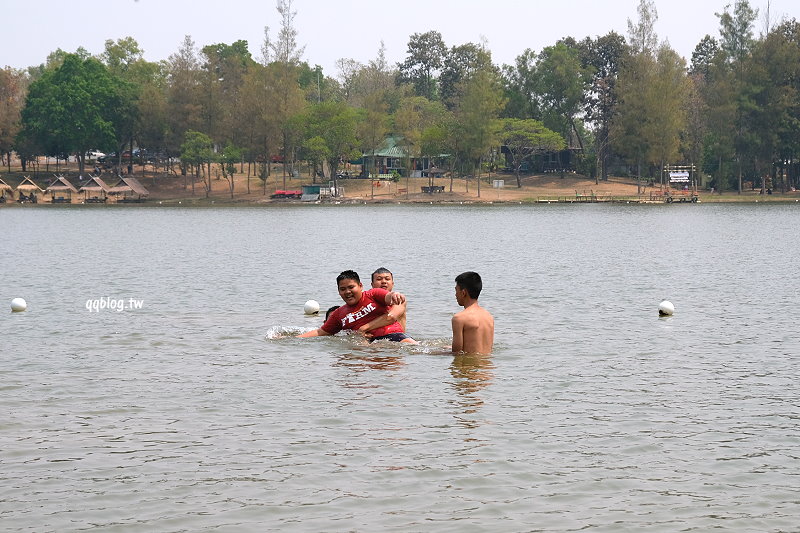 泰國清邁︱惠登淘國家公園 Huay Tung Tao Lake．清邁近郊的茅草屋湖畔餐廳，邊吃邊欣賞潮畔美景，還可以直接跳下去游泳玩樂 @QQ的懶骨頭