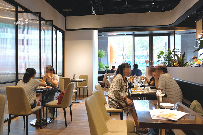 台中西區︱咖啡弄 Coffee Alley ．台北來的人氣鬆餅店，草莓冰淇淋鬆餅很吸睛，台中店就在金典綠園道一樓 @QQ的懶骨頭