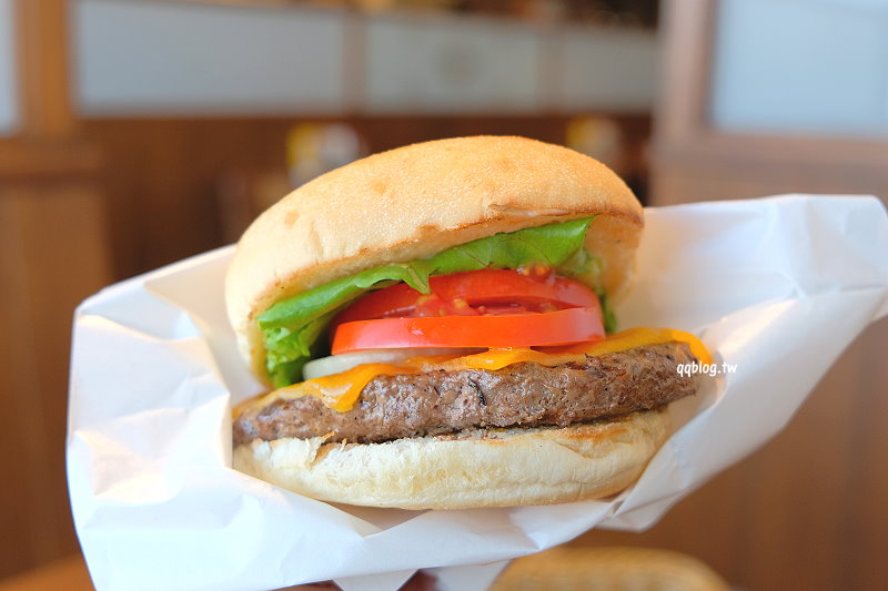 台中梧棲︱KUA`AINA Burger 夏威夷漢堡．美國前總統歐巴馬也愛的漢堡店，還有無敵海景可以觀賞 @QQ的懶骨頭