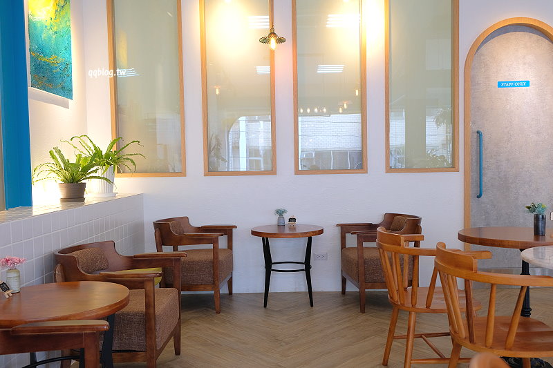 台中豐原︱日青咖啡．藍白色系為主色調的網美系咖啡館，咖啡、甜點好喝又好吃，戶外還有一片彩繪牆，適合來一張IG照 @QQ的懶骨頭
