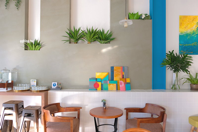 台中豐原︱日青咖啡．藍白色系為主色調的網美系咖啡館，咖啡、甜點好喝又好吃，戶外還有一片彩繪牆，適合來一張IG照 @QQ的懶骨頭