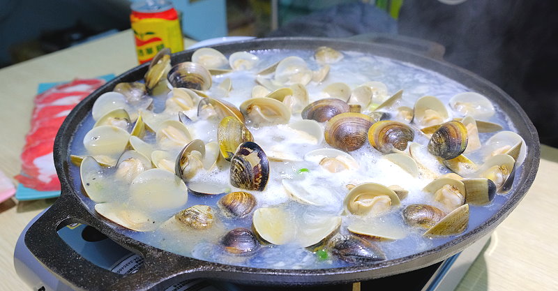台中西區︱猛蛤蛤 卜卜蛤火鍋專賣店．湯頭鮮甜蛤蠣爆多，煮什麼都好吃(已歇業) @QQ的懶骨頭