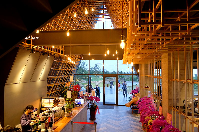 台中沙鹿︱黑森林景觀餐廳．清水模打造的三角形建築景觀餐廳，台中夜景景觀餐廳推薦 @QQ的懶骨頭
