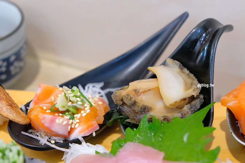 台中北屯︱丸億生魚片 壽司．黃昏市場裡的人氣日式料理，價格平實又美味，吃進嘴裡的是滿滿海味 @QQ的懶骨頭