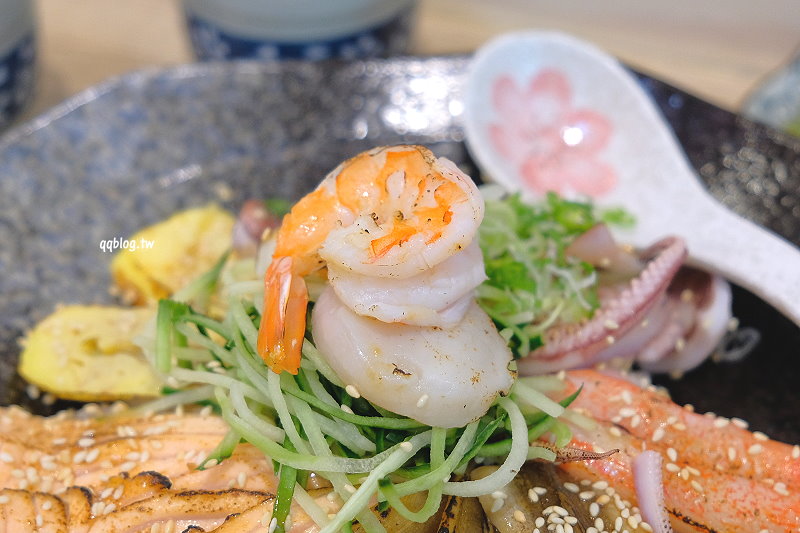 台中北屯︱丸億生魚片 壽司．黃昏市場裡的人氣日式料理，價格平實又美味，吃進嘴裡的是滿滿海味 @QQ的懶骨頭
