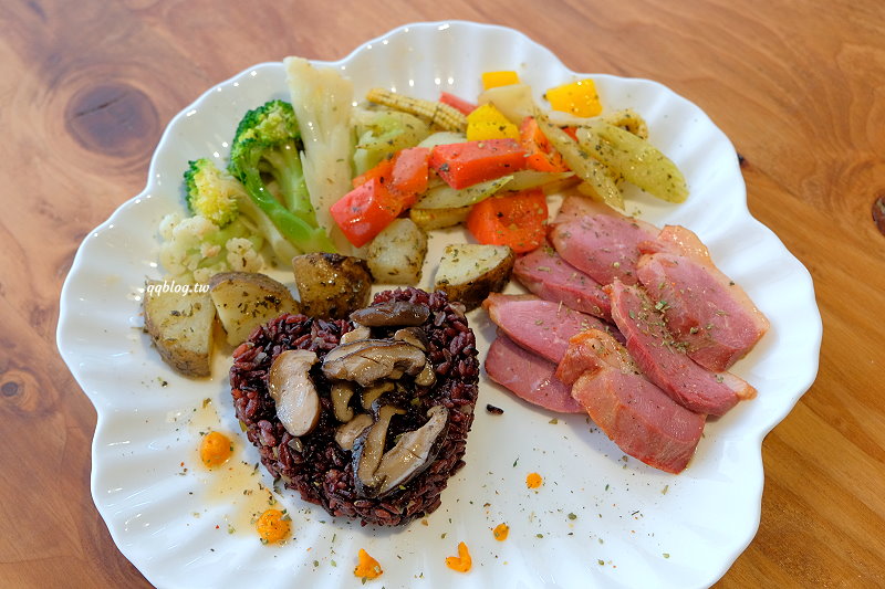 台中北屯︱鹿寮享自在 Deer Farms．玻璃屋景觀餐廳，餐點精緻吃的是食物的原味 @QQ的懶骨頭