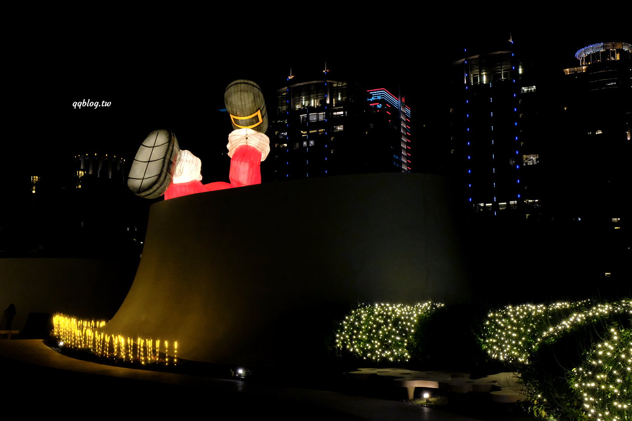 台中西屯︱台中歌劇院．聖誕節光的四重奏x倒栽蔥聖誕老人裝置，可愛又好拍 @QQ的懶骨頭