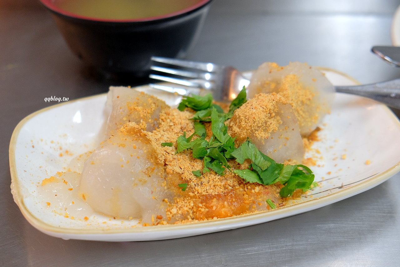 台中豐原︱一口悶三角圓．營業超過40年的老字號小吃，蘸花生粉的3Q圓有點特別，廟東夜市美食推薦