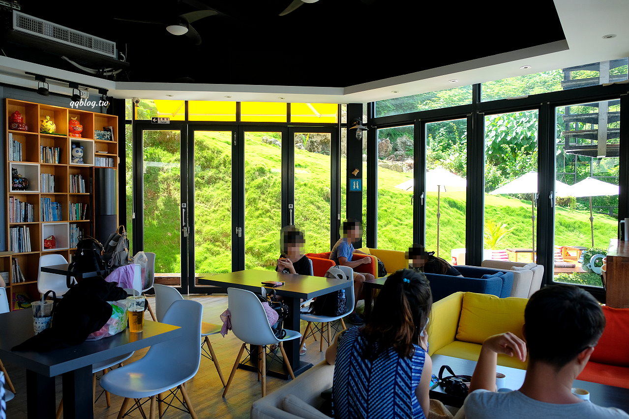 屏東琉球︱灰窯人文咖啡民宿 Coral Cafe．正對漁港的咖啡館，視野非常的好，步行到花瓶石只要3分鐘 @QQ的懶骨頭