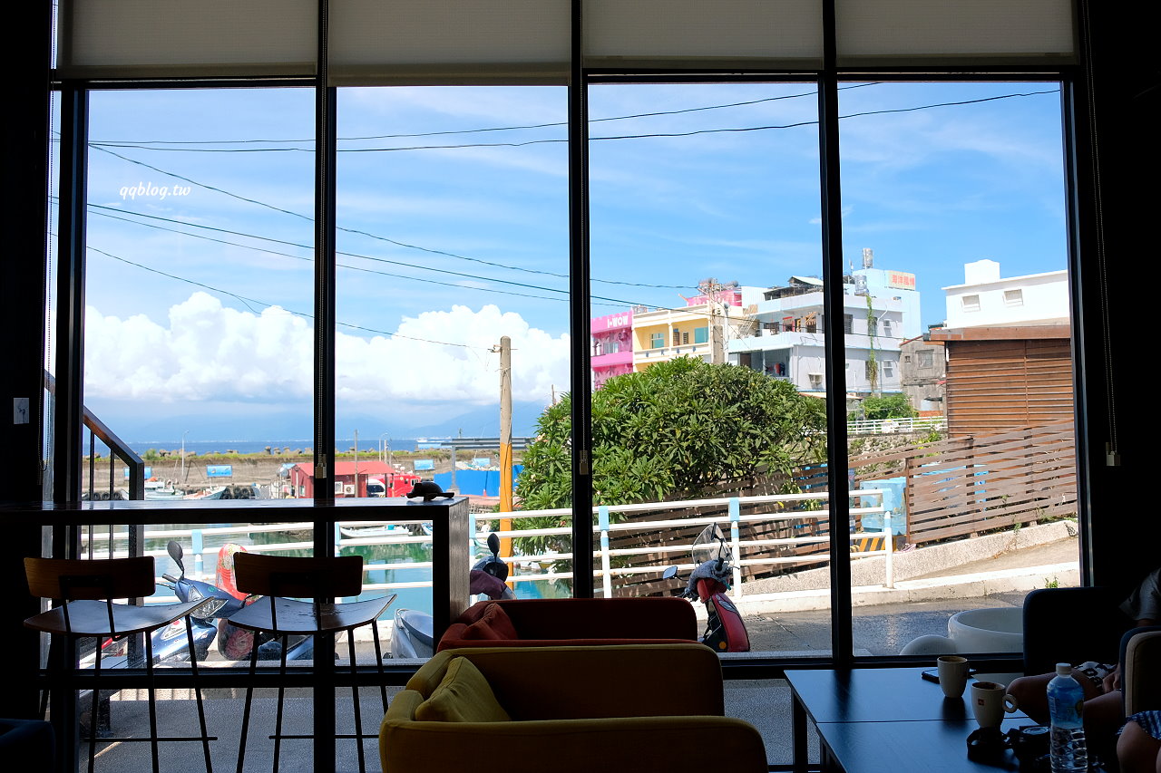 屏東琉球︱灰窯人文咖啡民宿 Coral Cafe．正對漁港的咖啡館，視野非常的好，步行到花瓶石只要3分鐘 @QQ的懶骨頭