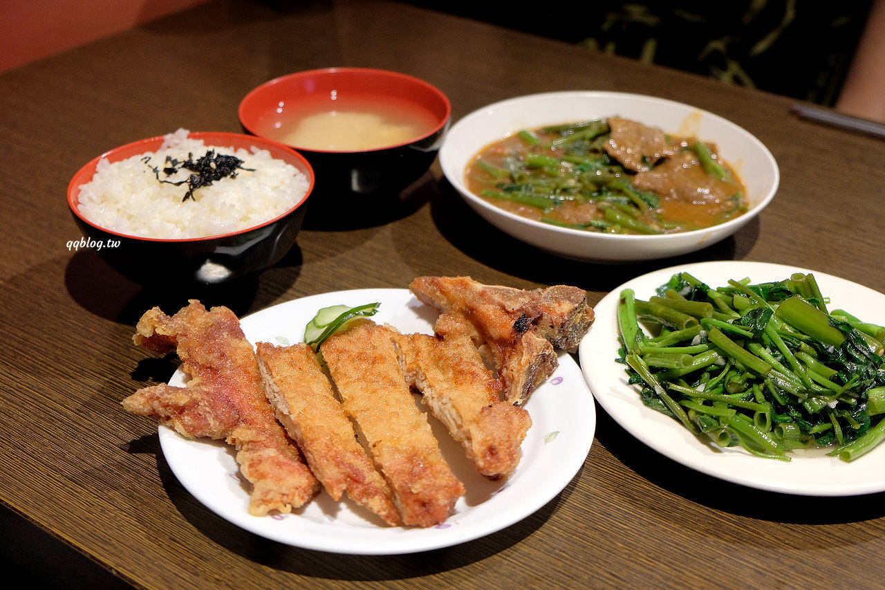 台中中區︱范記金之園草袋飯．創立於1978年的人氣炸排骨老店，價格貴貴的還是每天爆棚，2021台中米其林必比登推薦 @QQ的懶骨頭