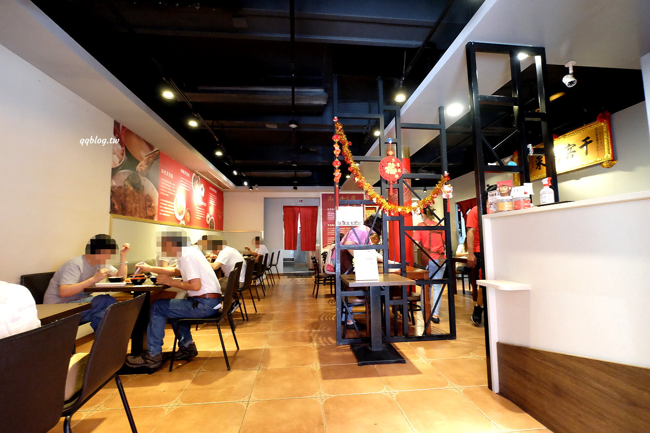 台中中區︱范記金之園草袋飯．創立於1978年的人氣炸排骨老店，價格貴貴的還是每天爆棚，2021台中米其林必比登推薦 @QQ的懶骨頭