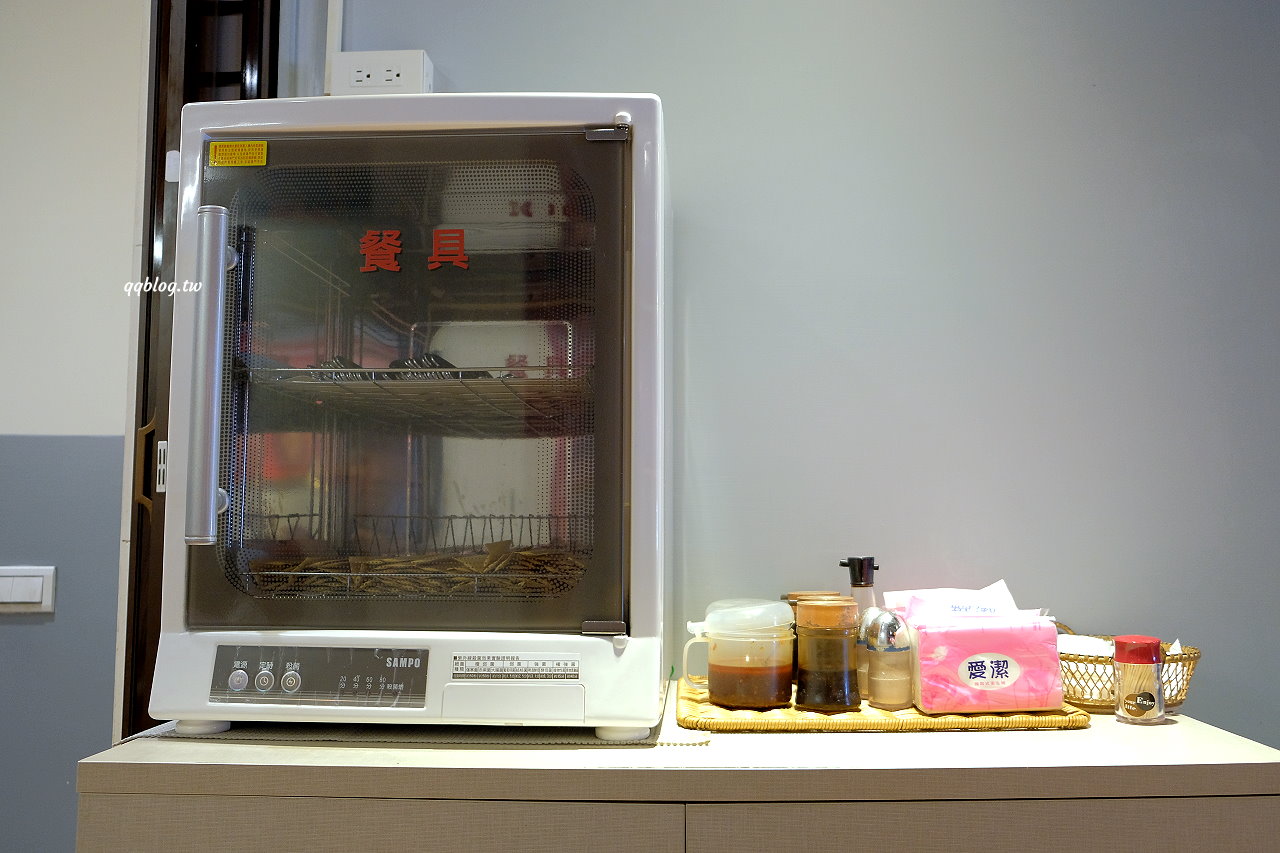 台中中區︱范記金之園草袋飯．創立於1978年的人氣炸排骨老店，價格貴貴的還是每天爆棚，2021台中米其林必比登推薦 @QQ的懶骨頭