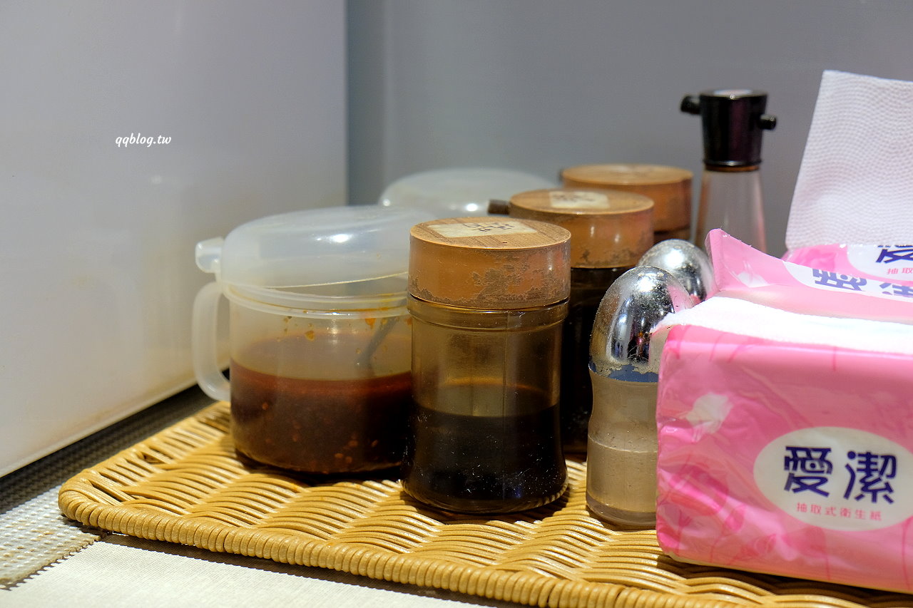 台中中區︱范記金之園草袋飯．創立於1978年的人氣炸排骨老店，價格貴貴的還是每天爆棚，2021台中米其林必比登推薦 @QQ的懶骨頭