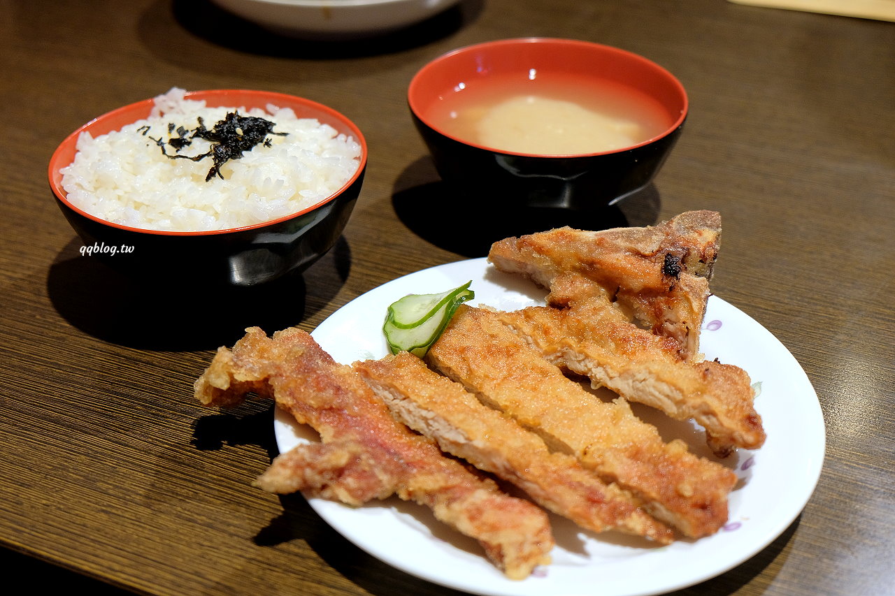 台中中區︱范記金之園草袋飯．創立於1978年的人氣炸排骨老店，價格貴貴的還是每天爆棚，2021台中米其林必比登推薦 @QQ的懶骨頭