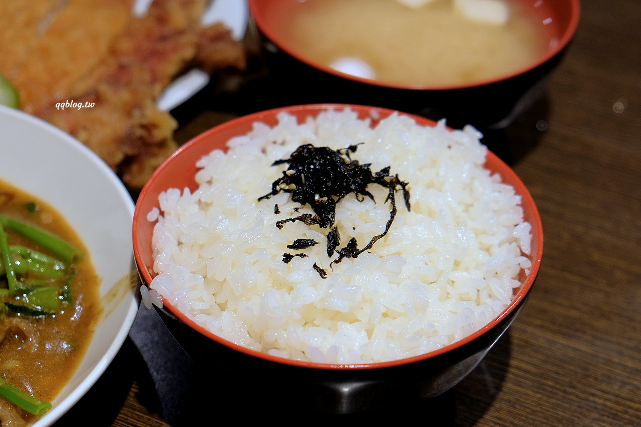 台中中區︱范記金之園草袋飯．創立於1978年的人氣炸排骨老店，價格貴貴的還是每天爆棚，2021台中米其林必比登推薦 @QQ的懶骨頭